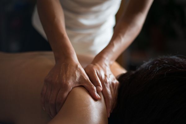 terapia holística massagem no ombro