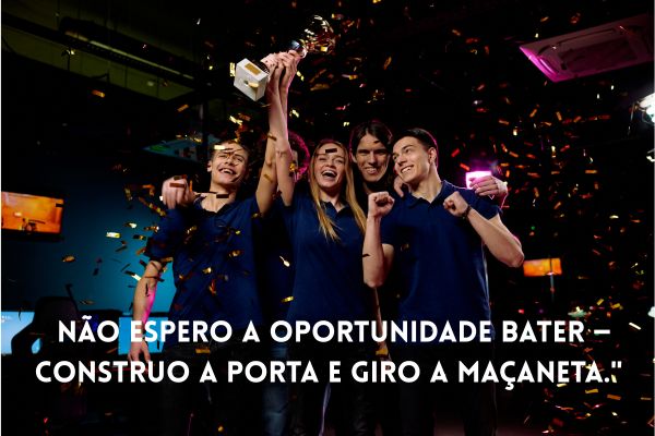 frases de vencedor quatro pessoas levantando troféu