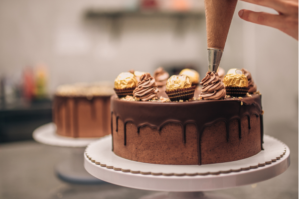 Bolo Confeitado de chocolate com Chantilly: 10 Receitas pra Você Testar em Casa