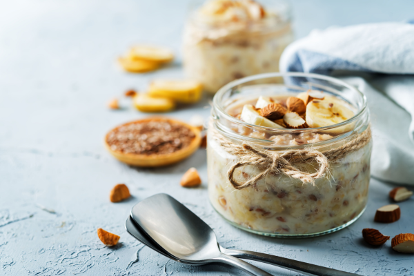 Bolo de Banana com Aveia dentro do pote e duas colheres ao lado