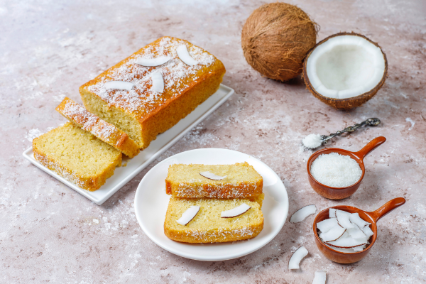 pedaços de bolo e coco