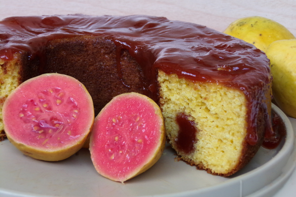 Bolo de Fubá cortado com goiaba