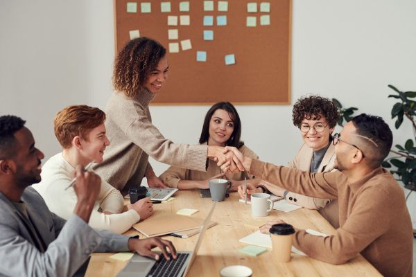 textos motivacionais trabalho em equipe 3 mulheres e 3 homens reunidos em um ambiente de trabalho