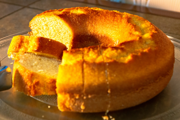 Bolo de fubá com laranja Ingredientes: 1 xícara (chá) de fubá (mimoso); 120 ml de óleo de soja; 1 xícara (chá) de farinha de trigo; 1 colher (sopa) de fermento em pó; 1 e ½ xícara (chá) de açúcar; 1 pitada de sal; 1 xícara (chá) de suco natural de laranja; 2 ovos inteiros. Como Fazer: Coloque no liquidificador: os ovos, o suco de laranja, o óleo, o sal e o açúcar. Bata durante 1 minuto para obter um creme homogêneo. Junte a farinha de trigo e o fubá e bata um pouco mais para incorporar. Por último, coloque o fermento em pó e bata ligeiramente com a tecla pulsar do liquidificador, somente para misturar. Passe a massa para uma forma (23cm de diâmetro) de furo central, untada e enfarinhada. Asse em forno pré-aquecido a 180°C durante uns 30-35 minutos, até que doure. Passado esse tempo, retire do forno, deixe amornar e desenforme.