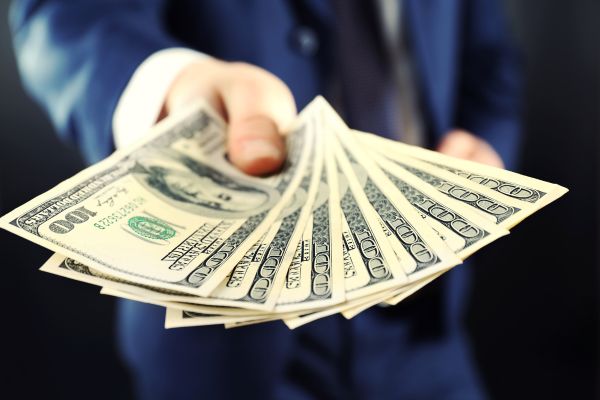 lei da atração uma mão de um homem segurando dolares