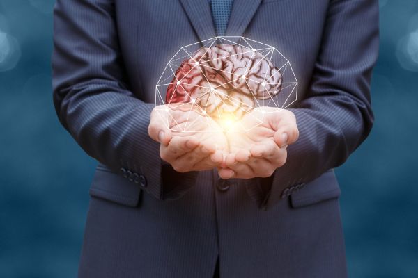 lei da atração homem segurando um cérebro