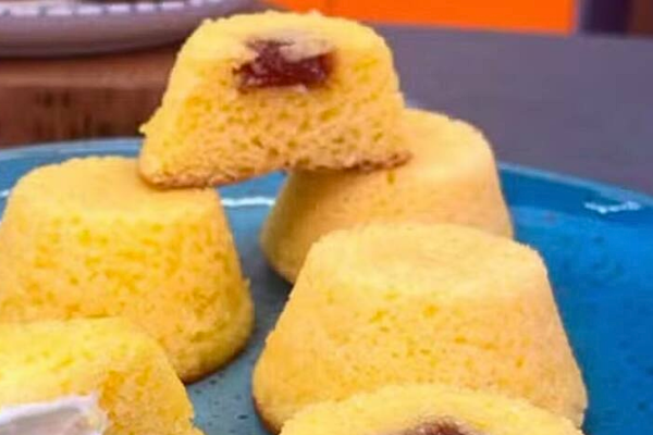 Bolo de Fubá em pequenos pedaços