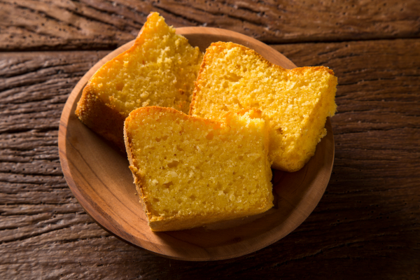 3 pedaços de bolo de milho em cima do prato