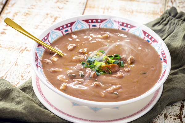 caldo quente de feijão numa vasilha branca