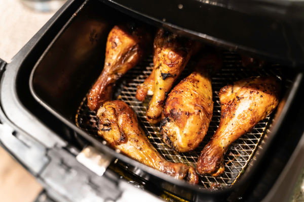 Frango na Airfryer Crocante com Molho de Iogurte: Receita Caseira