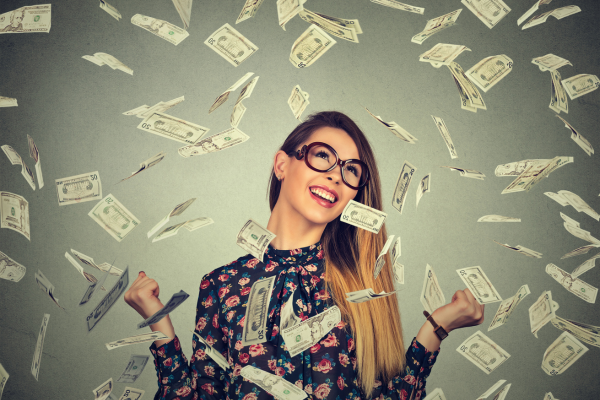 mulher sorrindo com dolares voando em sua volta