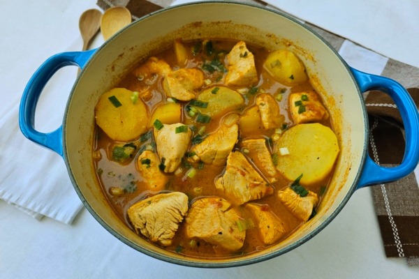 panela com caldo de frango com batata