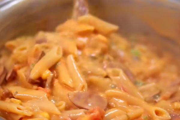 macarrão com calabreza dentro da panela