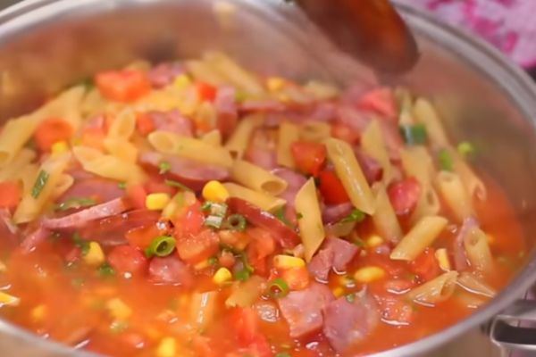 Macarrão Cremoso com Calabresa: Aprenda o Passo a Passo