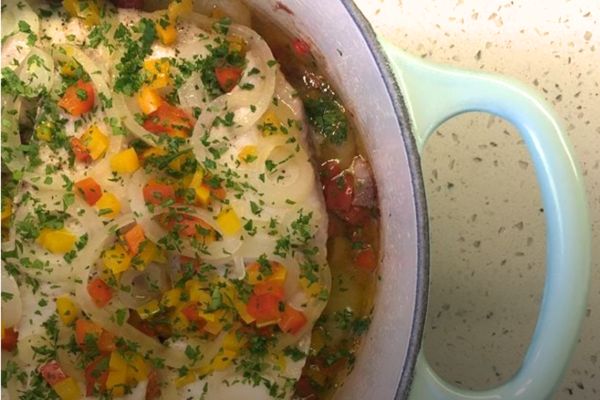 peixe cozido com legumes numa vasilha