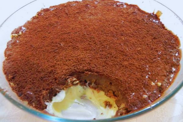 pedaço de torta de ganache em cima de um prato