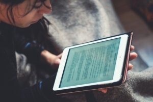 Conectando a Espiritualidade: Como os Sistemas Digitais Estão Transformando o Estudo e a Prática do Espiritismo