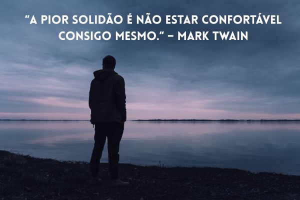 pessoa olhando um lago sozinho com céu cinzento