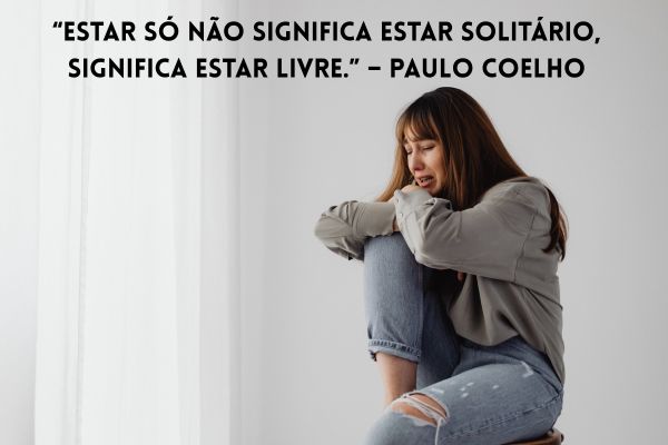Uma mulher sentada chorando