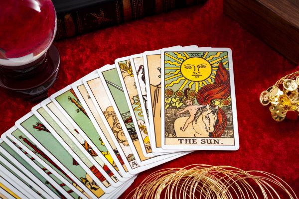 O Tarot do Trabalho e as Perguntas Objetivas sobre o Amor: Entendendo o Papel do Tarot nas Decisões Pessoais e Profissionais