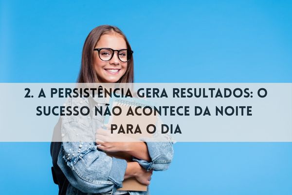 uma aluna sorrindo com caderno no braço