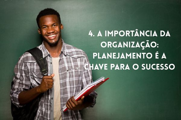 aluno negro sorrindo com fundo verde