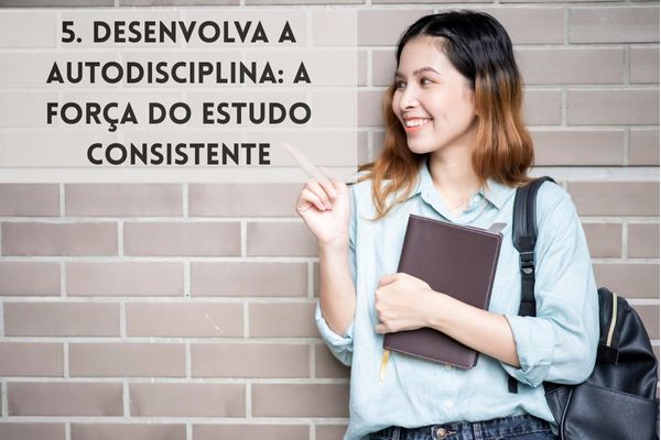 uma aluna com mochila e um caderno na mão