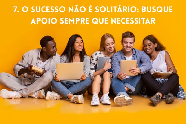 5 alunos sentados com fundo amarelo