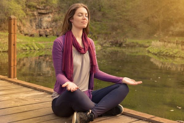 meditação mulher meditando sentada