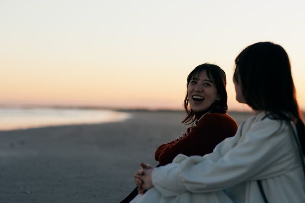 poder das conexões duas mulheres rindo olhando uma para a outra