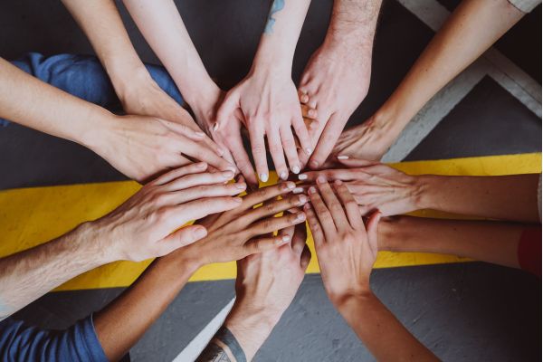 poder das conexões amizades mãos uma em cima da outra