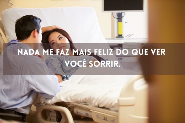 uma mulher deitada na cama com um homem com a mão na cabeça