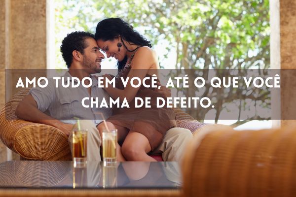 70 Frases de Amor para Esposa: Inspire-se e Fortaleça Seu Relacionamento um homem sentado no sofá com uma mulher no seu colo