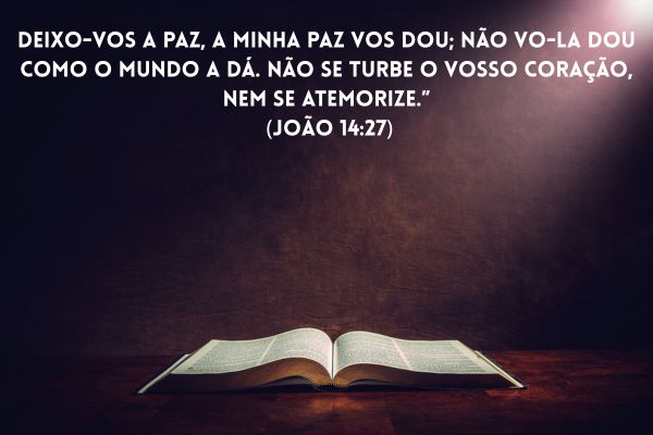 reflexão bíblica uma bíblia aberta com fundo preto escrito com versículo