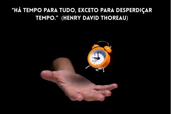 reflexões sobre o tempo uma mão embaixo de um relógio com fundo preto