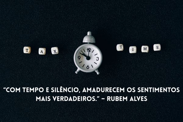 reflexões sobre o tempo relogio pegueno branco com fundo preto escrito tax time