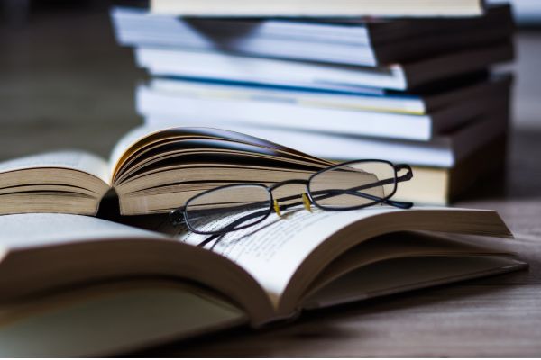 dopamina reduz o medo e ansiedade livro aberto com óculos em cima