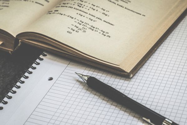 formação de carl jung caderno, lapiseira e livro