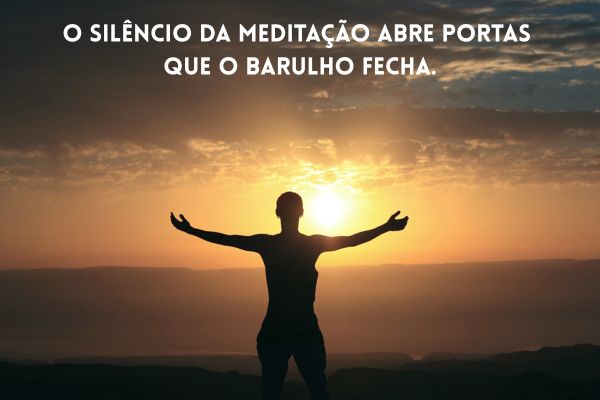 frases espirituais por do sol com pessoa olhando com braços abertos