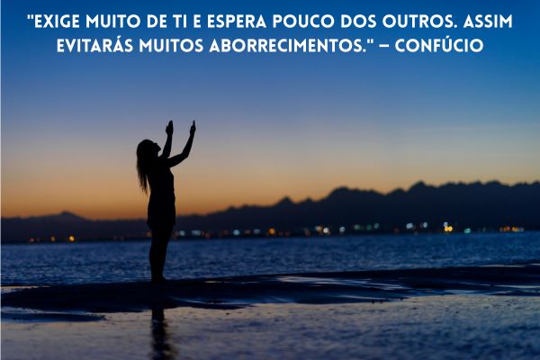 frases profundas pessoa em frente ao mar com braços erguidos pro céu