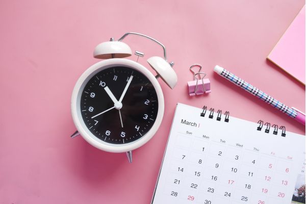 técnica pomodoro relógio, calendário, lápis com fundo rosa